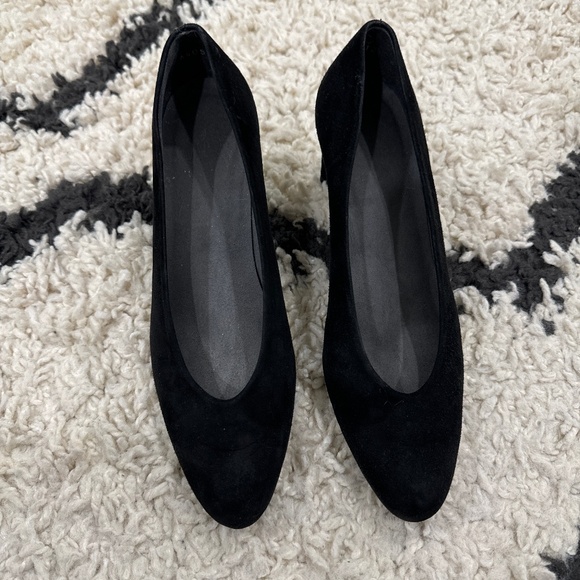 Stuart Weitzman velvet pumps - Picture 1 of 4
